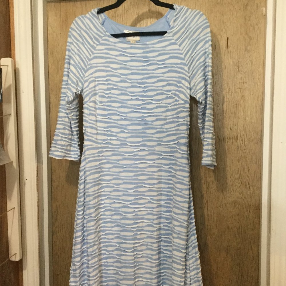 New without tags 3/4 sleeve blue and white textured dress size 10